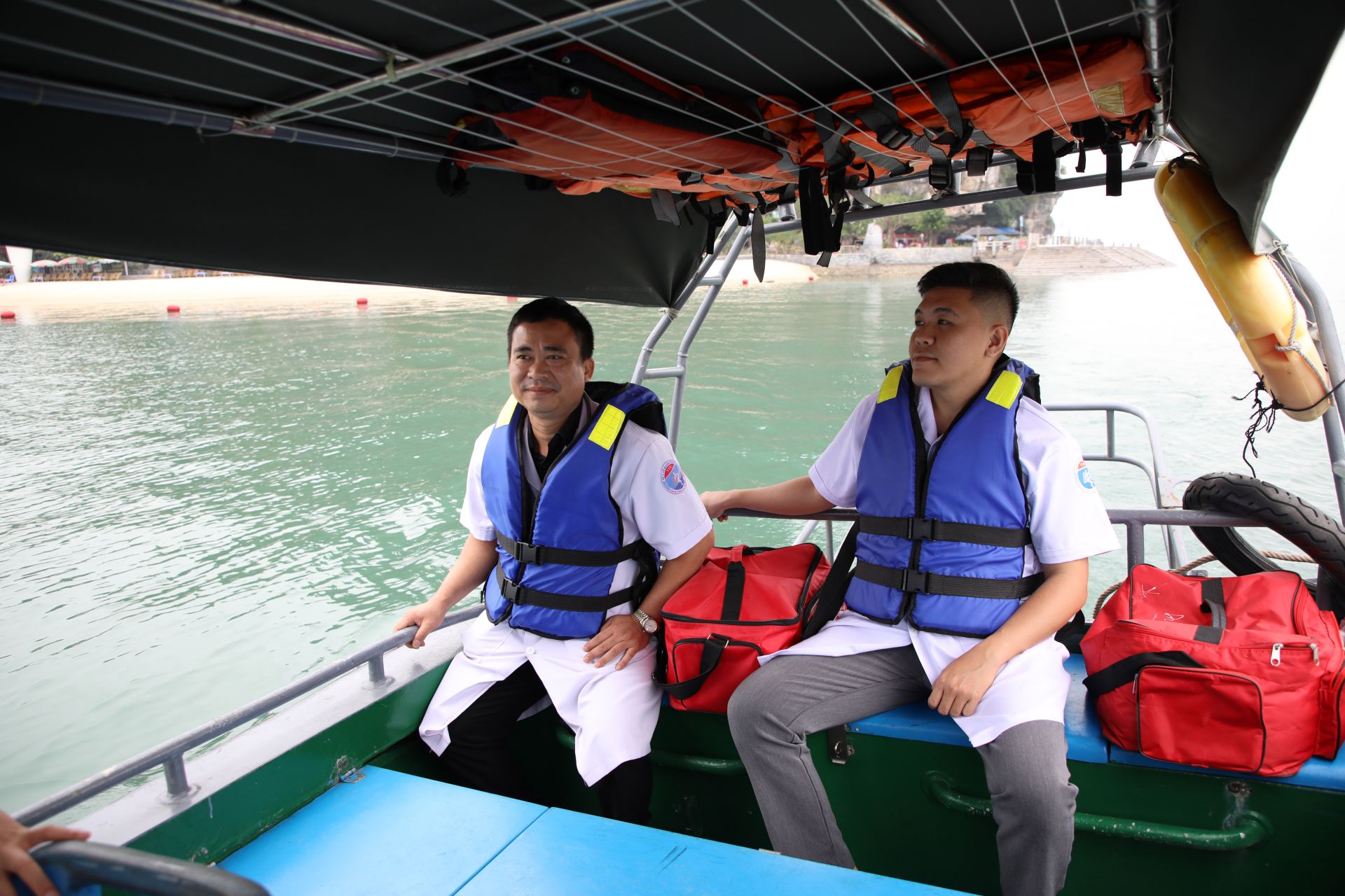 K&iacute;p trực y tế di chuyển bằng xuồng lưu động tới c&aacute;c điểm tham quan để trực ứng cứu, sẵn s&agrave;ng tiếp cận nhanh, xử tr&iacute; kịp thời c&aacute;c t&igrave;nh huống y tế ph&aacute;t sinh