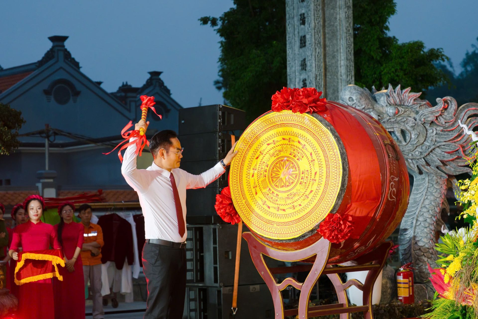 ch&iacute; Trịnh Quang Trường, B&iacute; thư Đảng ủy - Chủ tịch HĐND phường L&ecirc; &Iacute;ch Mộc đ&aacute;nh trống khai hội.