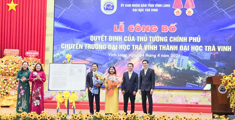 L&atilde;nh đạo Bộ GD&ĐT v&agrave; tỉnh Vĩnh Long trao quyết định chuyển trường Đại học Tr&agrave; Vinh th&agrave;nh Đại học Tr&agrave; Vinh cho l&atilde;nh đạo nh&agrave; trường - Ảnh: VGP/LS