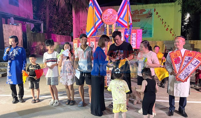 Hô hát bài chòi. Hô hát bài chòi.