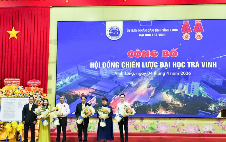 C&ocirc;ng bố quyết định th&agrave;nh lập Hội đồng Chiến lược Đại học Tr&agrave; Vinh do GS. Nguyễn Thiện Nh&acirc;n, nguy&ecirc;n Bộ trưởng Bộ GD&ĐT l&agrave;m Cố vấn cấp cao Hội đồng Chiến lược - Ảnh: VGP/LS