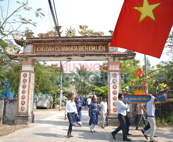 Lễ rước thuyền ra biển.