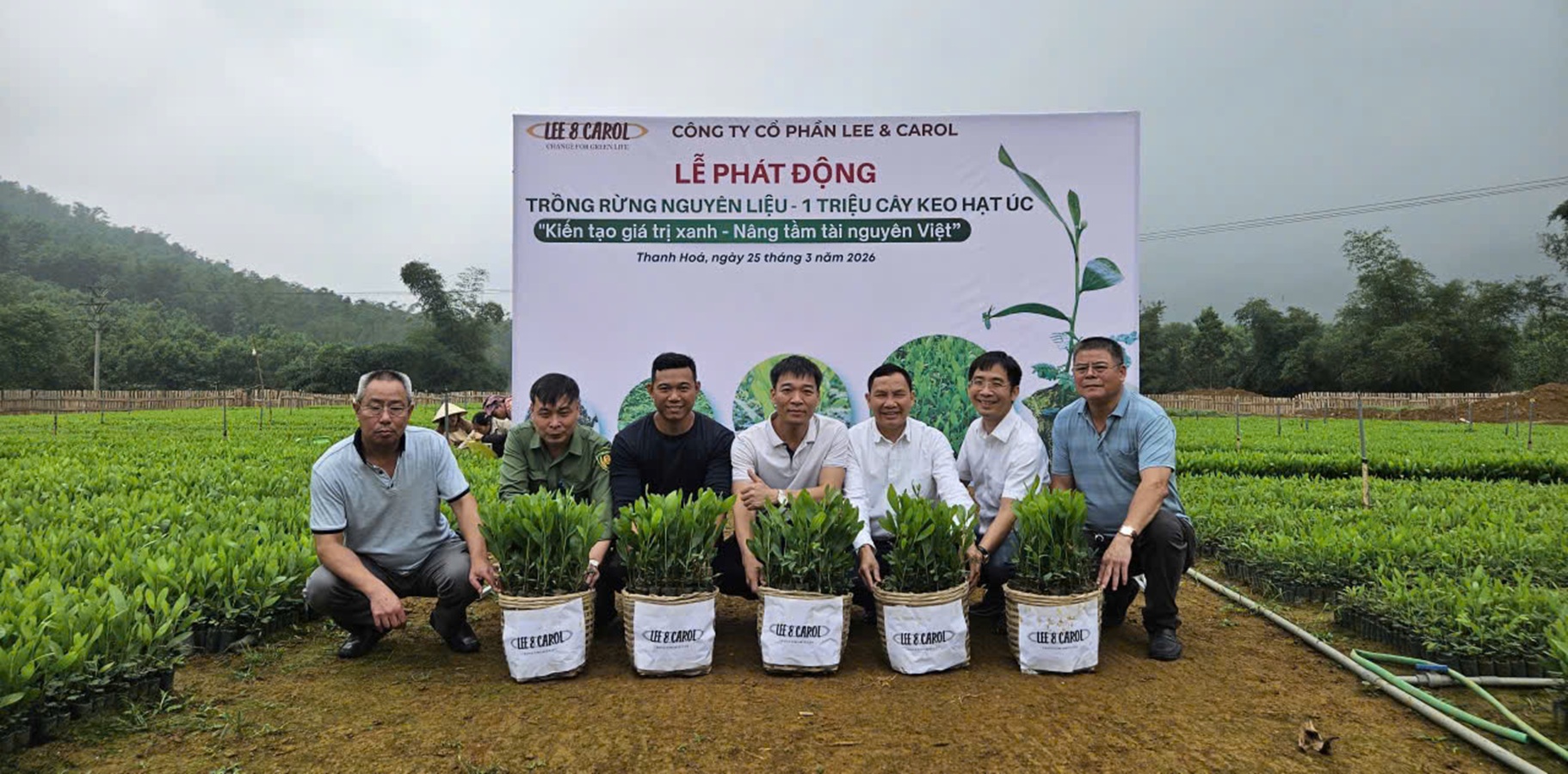 C&ocirc;ng ty L&acirc;m Nghiệp Lang Ch&aacute;nh c&ugrave;ng C&ocirc;ng ty cổ phần Lee -Carol ph&aacute;t động chiến dịch trồng rừng nguy&ecirc;n liệu với 1 triệu c&acirc;y keo hạt &Uacute;c