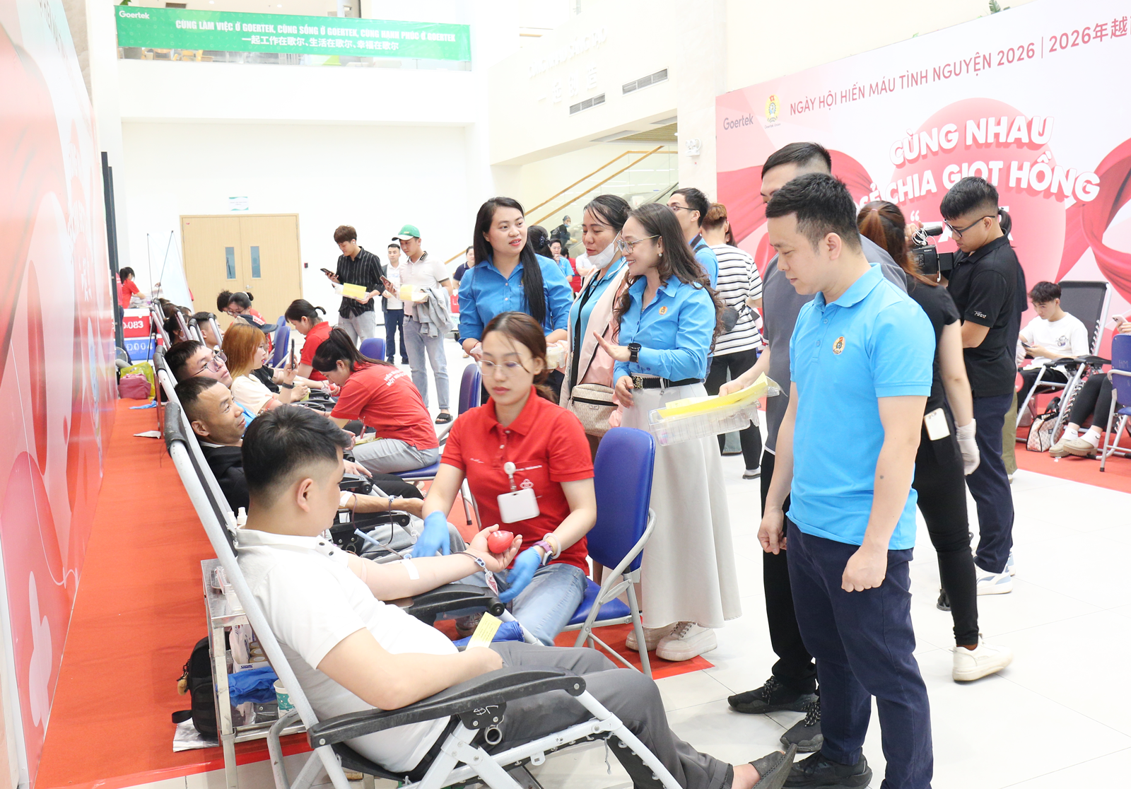 Đại diện C&ocirc;ng đo&agrave;n Goertek Việt Nam động vi&ecirc;n c&aacute;c c&aacute;n bộ, nh&acirc;n vi&ecirc;n tham gia hiến m&aacute;u tại Ng&agrave;y hội