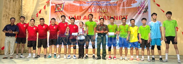 Lãnh đạo phường và khu dân cư trao giải cho các đội xuất sắc trong phần thi bóng chuyền. Lãnh đạo phường và khu dân cư trao giải cho các đội xuất sắc trong phần thi bóng chuyền.