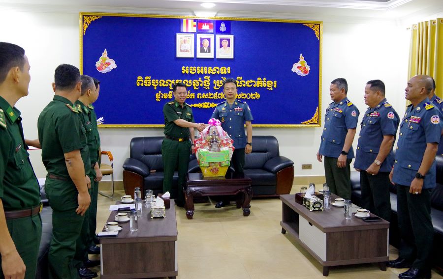 Đo&agrave;n c&ocirc;ng t&aacute;c Ban Chỉ huy Bộ đội Bi&ecirc;n ph&ograve;ng tỉnh T&acirc;y Ninh ch&uacute;c Tết, tặng qu&agrave; Bộ chỉ huy Hiến binh tỉnh Svay Rieng