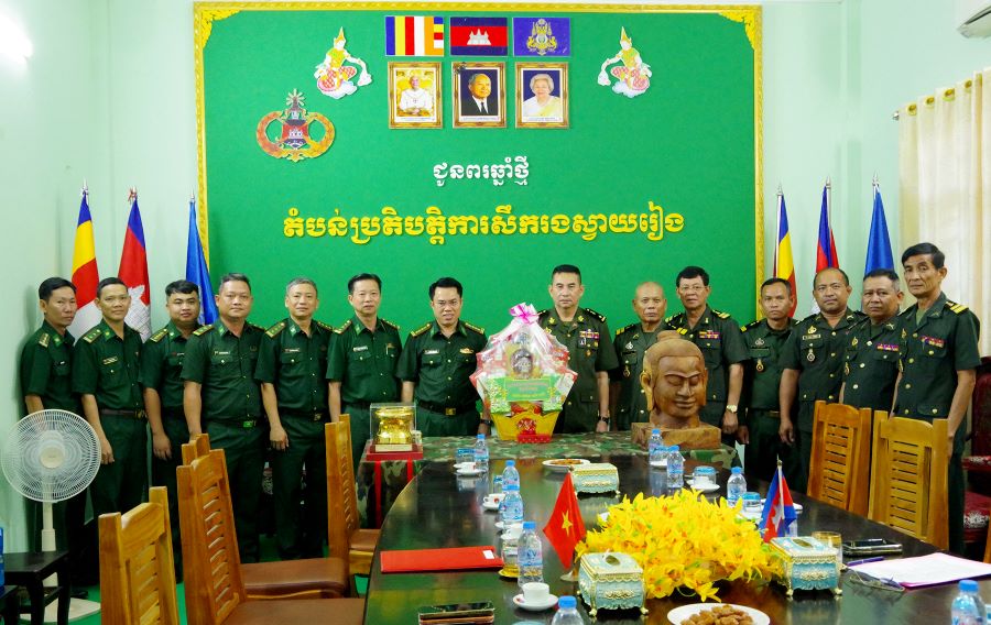 Đo&agrave;n c&ocirc;ng t&aacute;c Ban Chỉ huy Bộ đội Bi&ecirc;n ph&ograve;ng tỉnh T&acirc;y Ninh ch&uacute;c Tết, tặng qu&agrave; Tiểu khu Qu&acirc;n sự tỉnh Svay Rieng