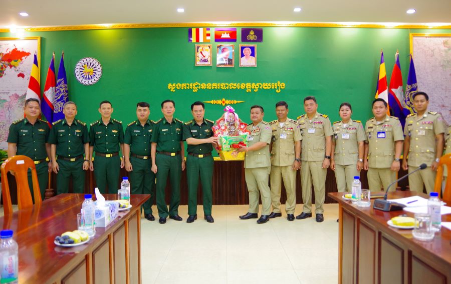 Bộ đội Biên phòng Tây Ninh chúc tết Chol Chnam Thmay Lực lượng quản lý bảo vệ biên giới, cửa khẩu tỉnh Svay Rieng, Campuchia