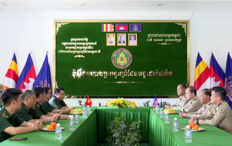 Đo&agrave;n c&ocirc;ng t&aacute;c Ban Chỉ huy Bộ đội Bi&ecirc;n ph&ograve;ng tỉnh T&acirc;y Ninh ch&uacute;c Tết tại Đồn C&ocirc;ng an Cửa khẩu Quốc tế Ba Vet, tỉnh Svay Rieng