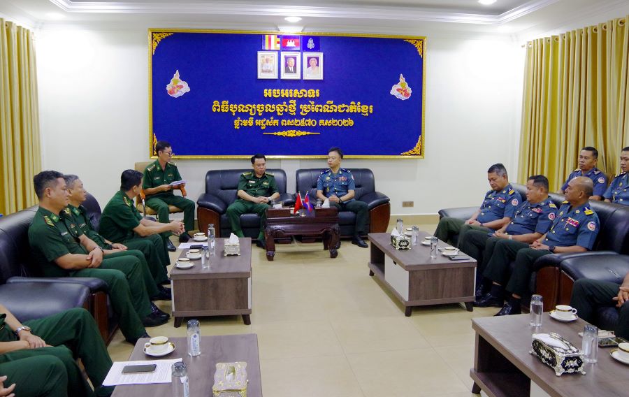 Đo&agrave;n c&ocirc;ng t&aacute;c ch&uacute;c Tết tại Bộ chỉ huy Hiến binh tỉnh Svay Rieng