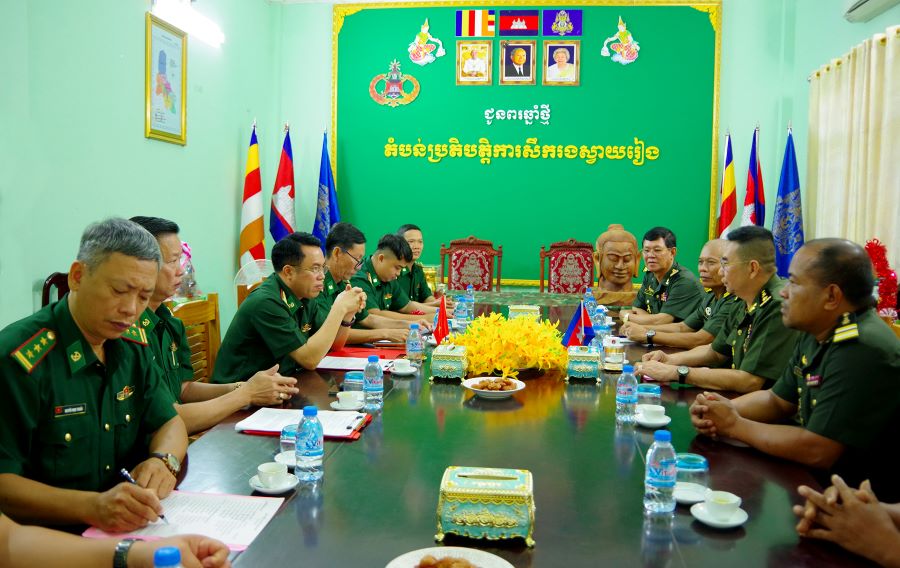 Đo&agrave;n c&ocirc;ng t&aacute;c ch&uacute;c Tết tại Tiểu khu Qu&acirc;n sự tỉnh Svay Rieng