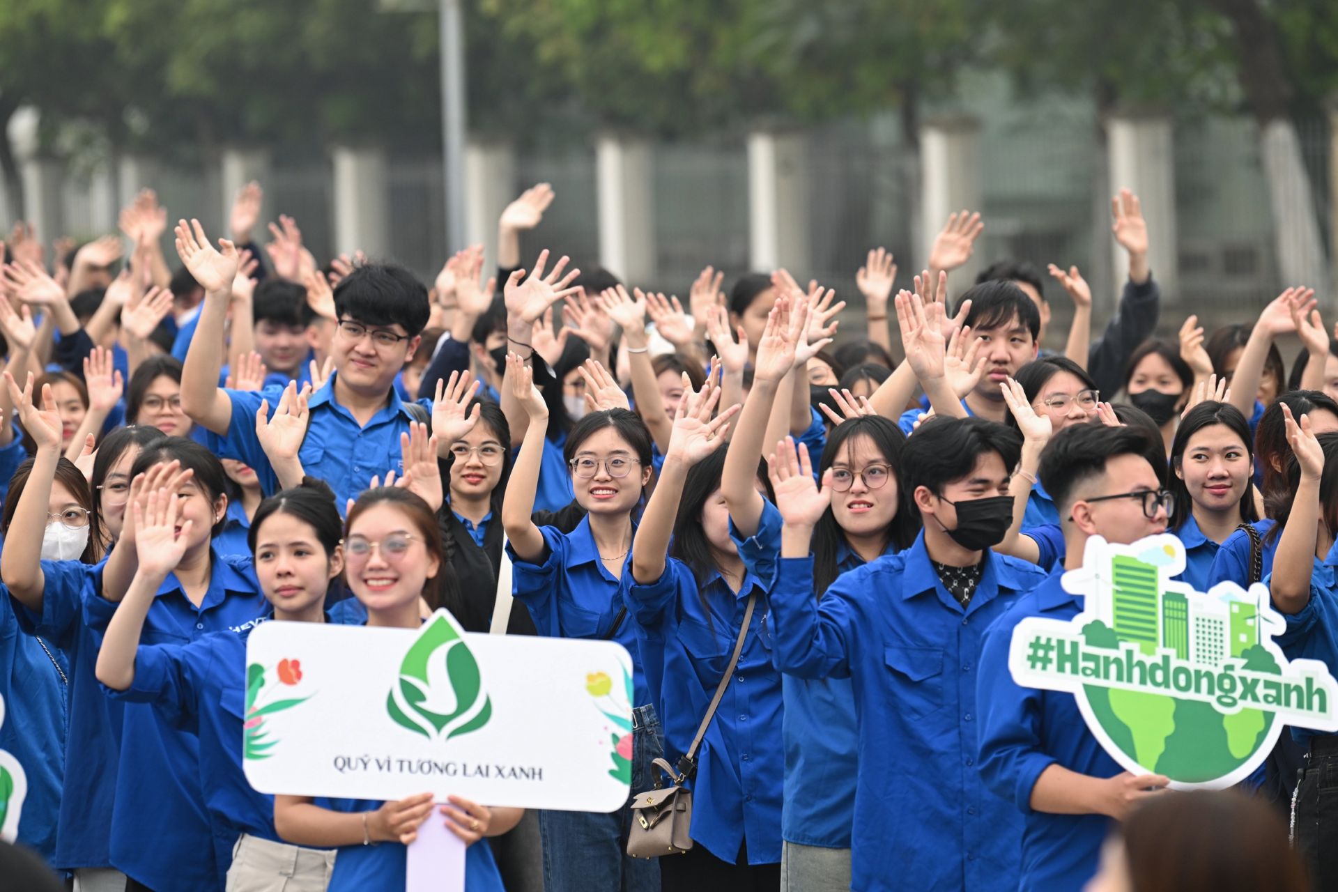Nụ cười rạng rỡ v&agrave; tinh thần check-in xanh lan tỏa khắp c&aacute;c điểm cầu tr&ecirc;n cả nước. Mọi người h&agrave;o hứng ghi lại khoảnh khắc tham gia, khẳng định tham gia trọn vẹn &ldquo;Thử th&aacute;ch 21 ng&agrave;y: H&agrave;nh động Xanh - Chọn tương lai xanh&rdquo;do Quỹ V&igrave; tương lai xanh ph&aacute;t động.