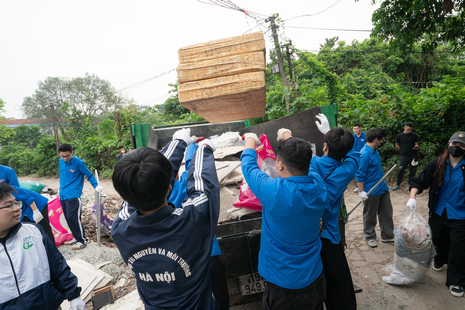R&aacute;c thu gom sau hơn một giờ ra qu&acirc;n ở c&aacute;c khu vực trong Phường Ph&uacute; Diễn được tập kết để đưa đến nơi xử l&yacute;.