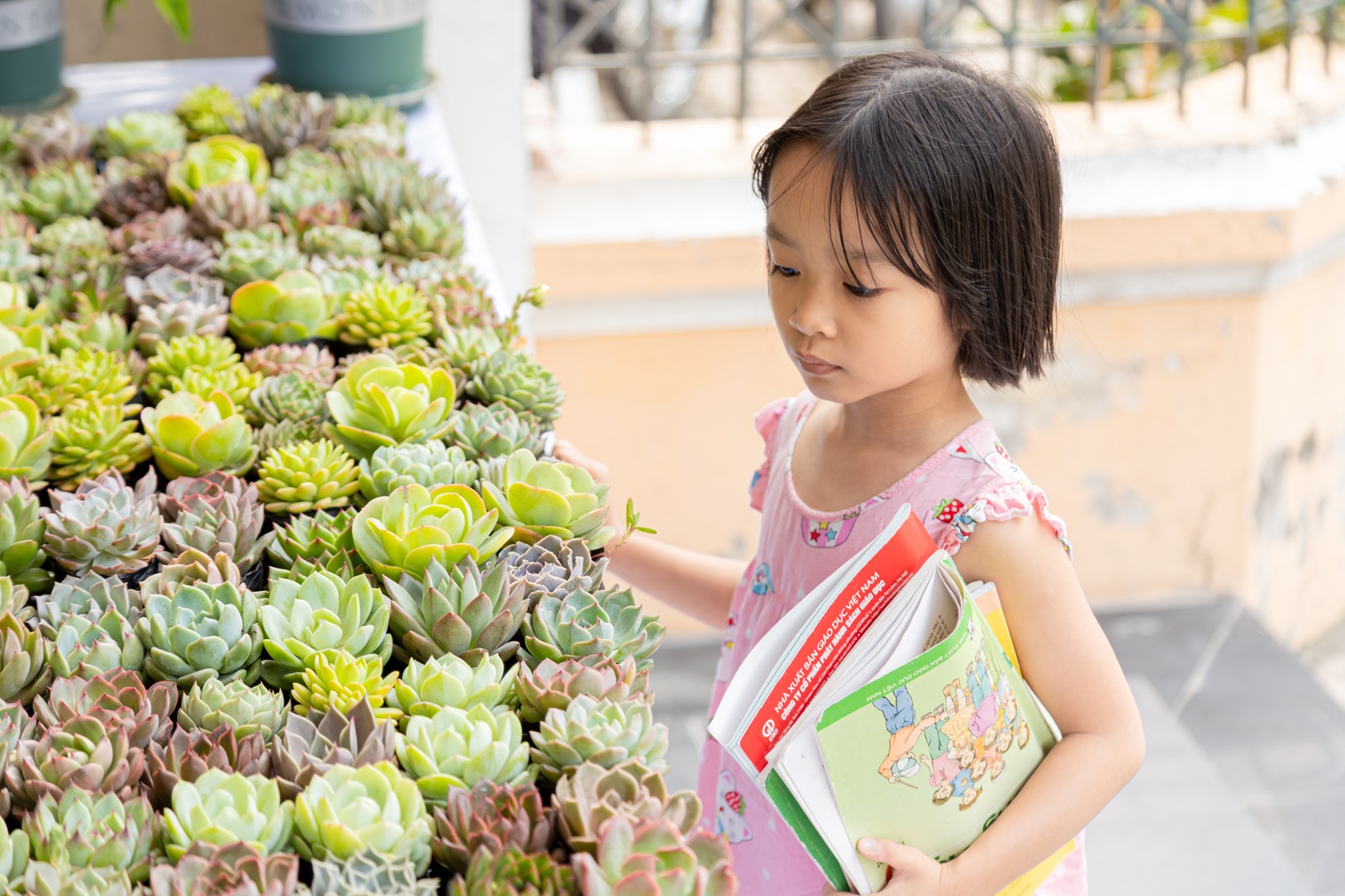 Một em nhỏ mang s&aacute;ch cũ đến điểm đổi qu&agrave; sen đ&aacute; tại KTX Đại học Quốc gia H&agrave; Nội &ndash; cơ sở Mễ Tr&igrave;.