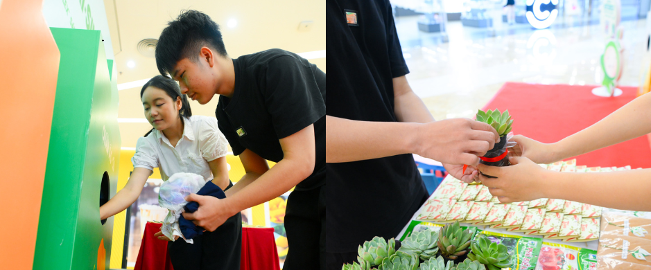 Cũng trong ng&agrave;y 4/4, 90 Trung t&acirc;m thương mại Vincom đồng loạt vận h&agrave;nh điểm đổi qu&agrave;, nhằm khuyến kh&iacute;ch h&agrave;nh vi ph&acirc;n loại tại nguồn v&agrave; th&oacute;i quen t&aacute;i chế, t&aacute;i sử dụng ở mỗi c&aacute; nh&acirc;n, mỗi gia đ&igrave;nh. Trong ảnh l&agrave; một điểm thu gom đồ cũ - đổi qu&agrave; sen đ&aacute; tại Trạm Xanh T&aacute;i sinh (Trung t&acirc;m thương mại Vincom Mega Mall Ocean Park, H&agrave; Nội).