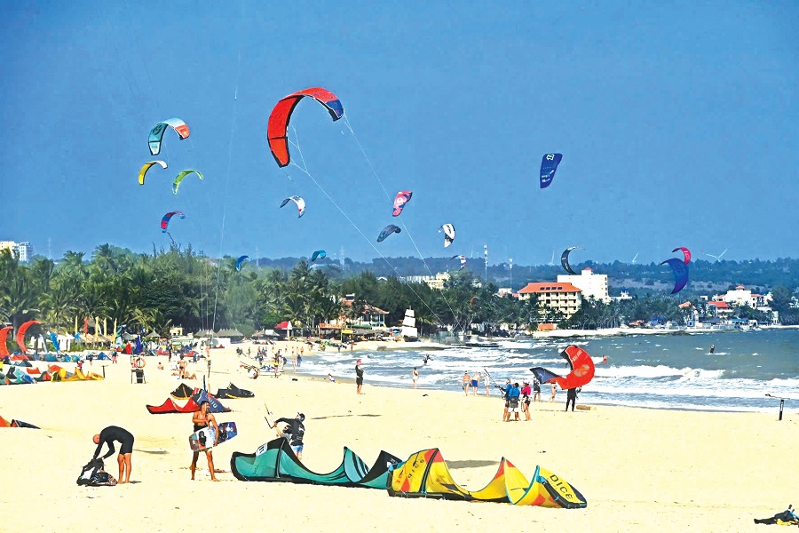 B&atilde;i biển H&agrave;m Tiến - Mũi N&eacute; những ng&agrave;y n&agrave;y rất đ&ocirc;ng du kh&aacute;ch nước ngo&agrave;i