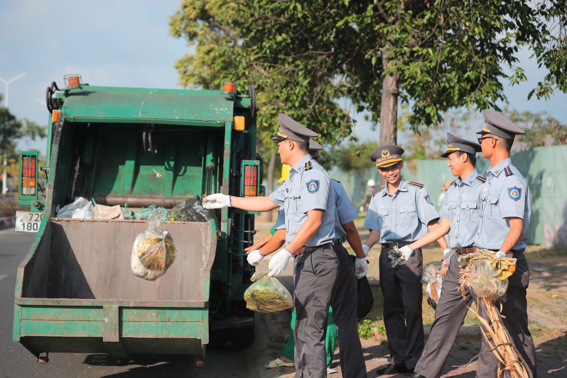 C&aacute;c lực lượng tham gia dọn dẹp vệ sinh m&ocirc;i trường