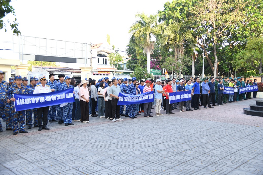 C&aacute;n bộ, chiến sĩ c&aacute;c đơn vị tham gia hưởng ướng lễ m&iacute;t tinh