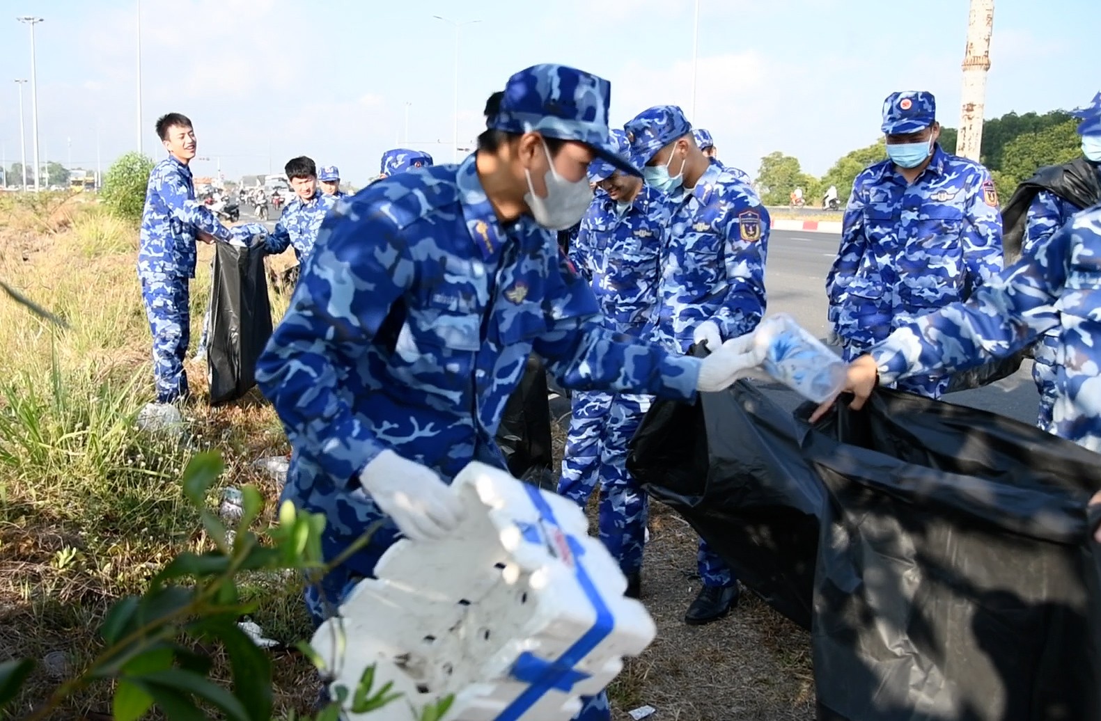 C&aacute;n bộ, chiến sĩ V&ugrave;ng Cảnh s&aacute;t biển 3 tham gia vệ sinh m&ocirc;i trưởng