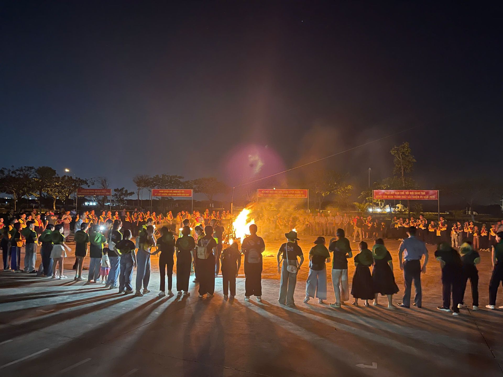 Chương tr&igrave;nh đốt lửa trại, giao lưu c&ugrave;ng c&aacute;c c&aacute;n bộ, nh&acirc;n vi&ecirc;n tại Chi đội kiểm ngư số 2