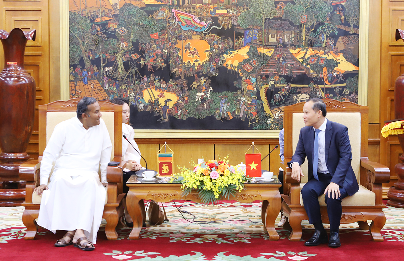 Đồng ch&iacute; Mai Sơn, Ph&oacute; Chủ tịch Thường trực UBND tỉnh trao đổi với ng&agrave;i Poshitha Perera, Đại sứ đặc mệnh to&agrave;n quyền Sri Lanka.