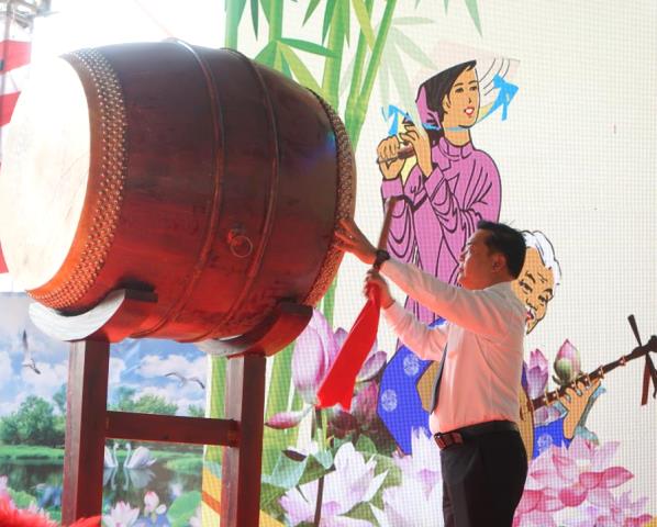 &Ocirc;ng T&agrave;o Viết Hải &ndash; Ph&oacute; Gi&aacute;m đốc Sở Văn h&oacute;a, Thể thao v&agrave; Du lịch Đ&agrave; Nẵng thực hiện nghi thức đ&aacute;nh trống khai hội.