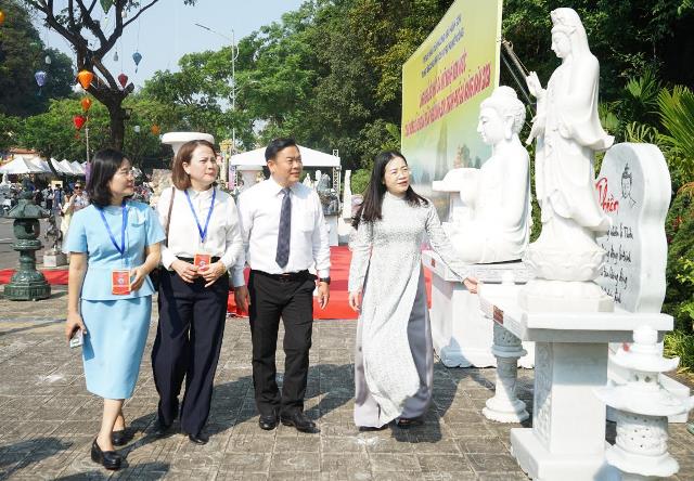 C&aacute;c đại biểu tham quan sản phẩm đ&aacute; mỹ nghệ Non Nước trưng b&agrave;y tại lễ hội.