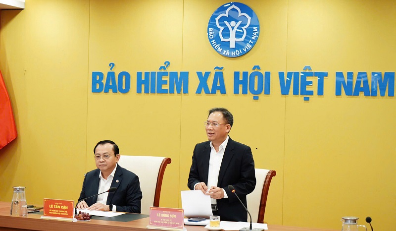 Giám đ&ocirc;́c BHXH Vi&ecirc;̣t Nam L&ecirc; Hùng Sơn: BHXH, BHYT được Nh&agrave; nước tổ chức thực hiện tr&ecirc;n nguy&ecirc;n tắc đ&oacute;ng &ndash; hưởng v&agrave; chia sẻ rủi ro trong cộng đồng, từng bước trở th&agrave;nh &ldquo;điểm tựa&rdquo; gi&uacute;p người d&acirc;n ổn định cuộc sống trước những rủi ro về thu nhập v&agrave; sức khoẻ