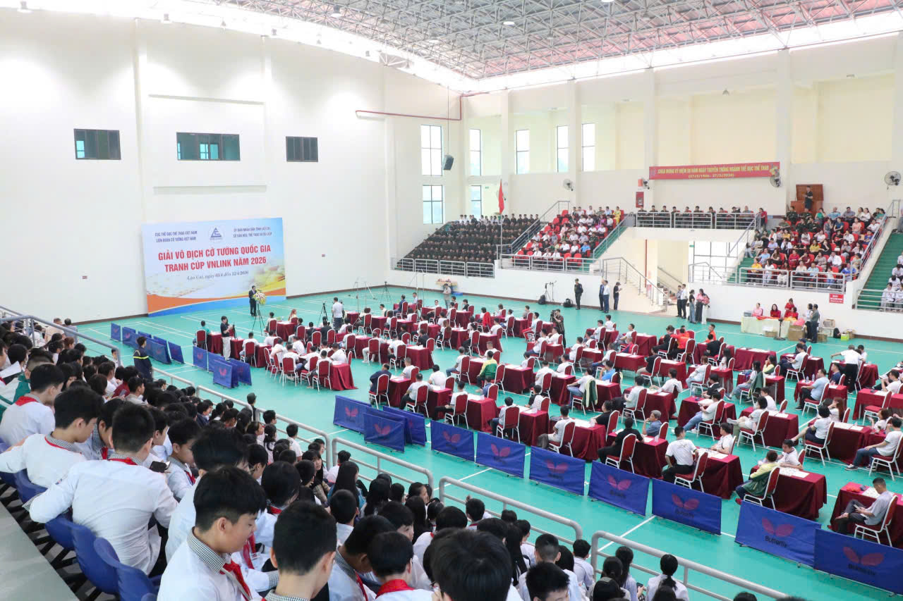 To&agrave;n cảnh Nh&agrave; thi đấu Li&ecirc;n đo&agrave;n Lao động tỉnh L&agrave;o Cai trong ng&agrave;y khai mạc Giải V&ocirc; địch Cờ tướng Quốc gia 2026 với sự tham gia của đ&ocirc;ng đảo vận động vi&ecirc;n v&agrave; kh&aacute;n giả.