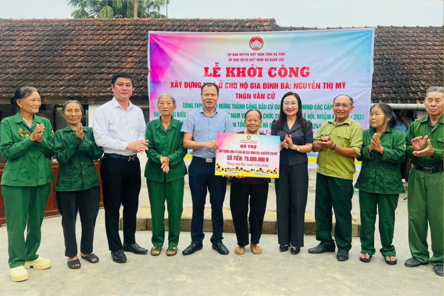 Phó Chủ tịch Thường trực Ủy ban MTTQ tỉnh Hà Tĩnh Thái Ngọc Hải trao biểu trưng hỗ trợ kinh phí và dự lễ khởi công nhà ở cho người dân xã Xuân Lộc Phó Chủ tịch Thường trực Ủy ban MTTQ tỉnh Hà Tĩnh Thái Ngọc Hải trao biểu trưng hỗ trợ kinh phí và dự lễ khởi công nhà ở cho người dân xã Xuân Lộc