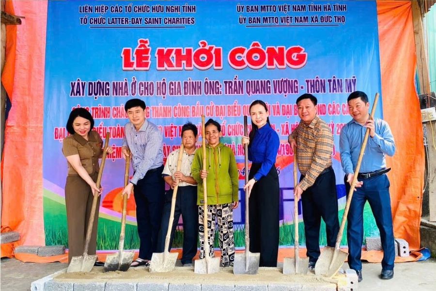 Phó Chủ tịch Ủy ban MTTQ tỉnh, Chủ tịch Hội LHPN tỉnh Hà Tĩnh Nguyễn Thị Lệ Hà cùng các đại biểu thực hiện nghi thức khởi công nhà ở cho người dân xã Đức Thọ Phó Chủ tịch Ủy ban MTTQ tỉnh, Chủ tịch Hội LHPN tỉnh Hà Tĩnh Nguyễn Thị Lệ Hà cùng các đại biểu thực hiện nghi thức khởi công nhà ở cho người dân xã Đức Thọ