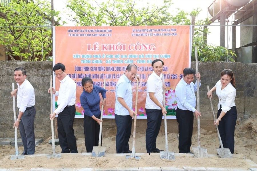 Phó Chủ tịch Ủy ban MTTQ tỉnh, Chủ tịch LĐLĐ tỉnh Hà Tĩnh Nguyễn Thế Hoàn cùng các đại biểu thực hiện nghi thức khởi công nhà ở cho người dân xã Thiên Cầm Phó Chủ tịch Ủy ban MTTQ tỉnh, Chủ tịch LĐLĐ tỉnh Hà Tĩnh Nguyễn Thế Hoàn cùng các đại biểu thực hiện nghi thức khởi công nhà ở cho người dân xã Thiên Cầm