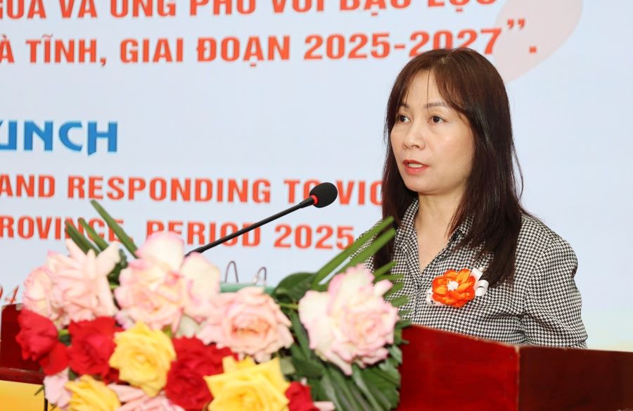 Bà Hà Thị Quỳnh Anh, Chuyên gia về Giới và quyền con người- Trưởng nhóm giới UNFPA tại Việt Nam phát biểu tại buổi lễ Bà Hà Thị Quỳnh Anh, Chuyên gia về Giới và quyền con người- Trưởng nhóm giới UNFPA tại Việt Nam phát biểu tại buổi lễ