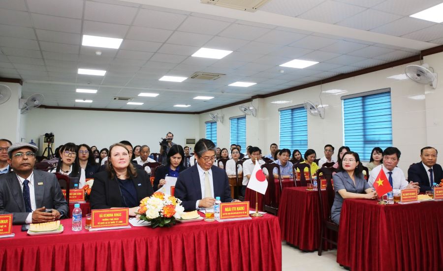 Đại biểu tham dự buổi lễ Đại biểu tham dự buổi lễ