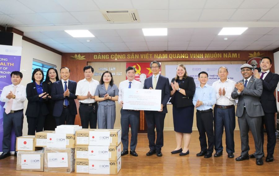 Lãnh đạo Sở Y tế tiếp nhận trang thiết bị từ đoàn công tác Lãnh đạo Sở Y tế tiếp nhận trang thiết bị từ đoàn công tác