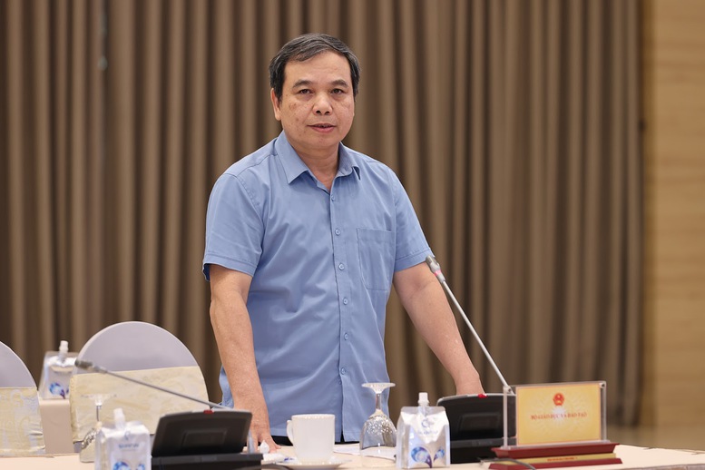 &Ocirc;ng Ho&agrave;ng Đức Minh, Vụ trưởng Vụ Học sinh sinh vi&ecirc;n (Bộ Gi&aacute;o dục v&agrave; Đ&agrave;o tạo) trả lời c&acirc;u hỏi của b&aacute;o ch&iacute; - Ảnh: VGP/Nhật Bắc