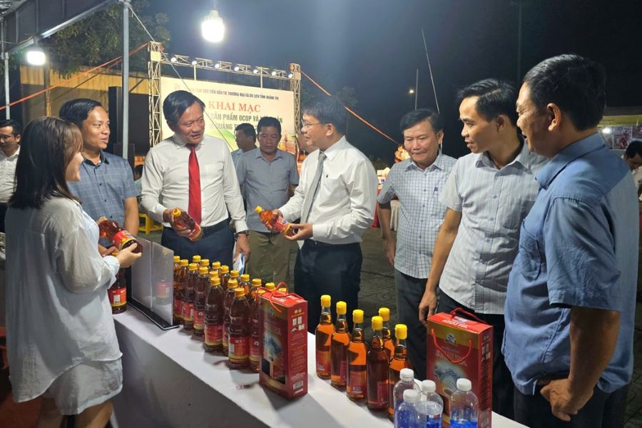 Khai mạc phiên chợ sản phẩm OCOP và nông sản Quảng Trị tại xã Cửa Việt