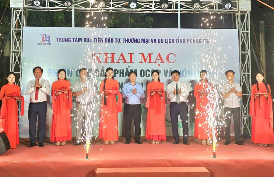 Các đại biểu cắt băng khai mạc phiên chợ Các đại biểu cắt băng khai mạc phiên chợ