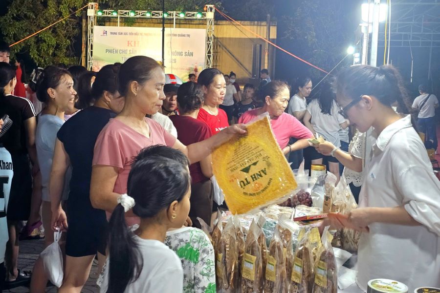 Phiên chợ thu hút đông đảo người dân, du khách tham gia Phiên chợ thu hút đông đảo người dân, du khách tham gia