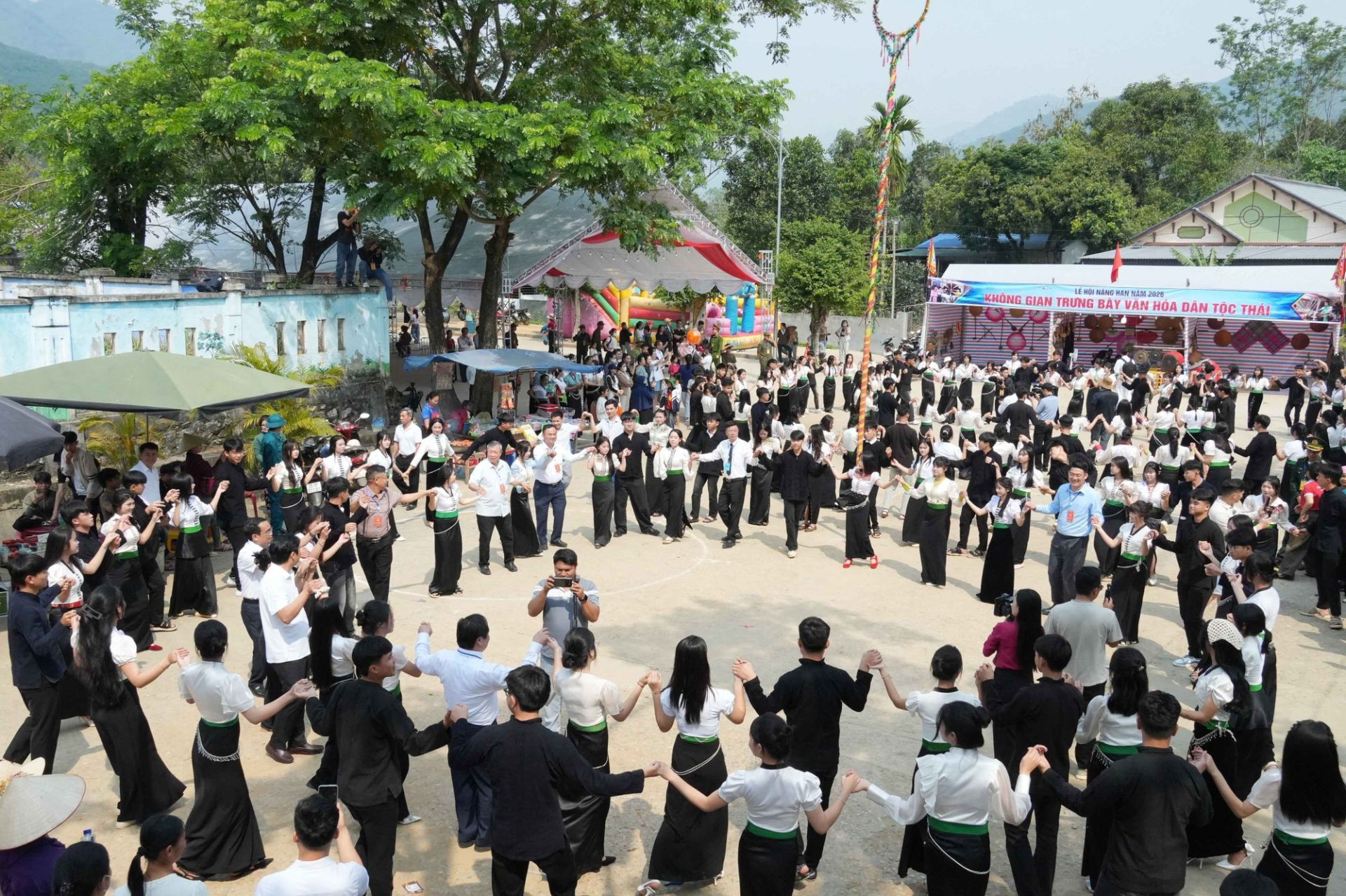 Mọi người cùng tham gia vòng xòe kết đoàn. Mọi người cùng tham gia vòng xòe kết đoàn.