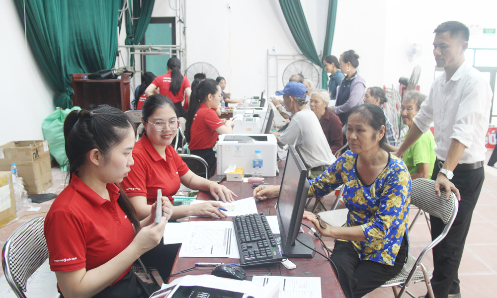 Người d&acirc;n th&ocirc;n Song Quỳnh, x&atilde; Gia B&igrave;nh nhận tiền tạm ứng giải ph&oacute;ng mặt bằng đất n&ocirc;ng nghiệp.