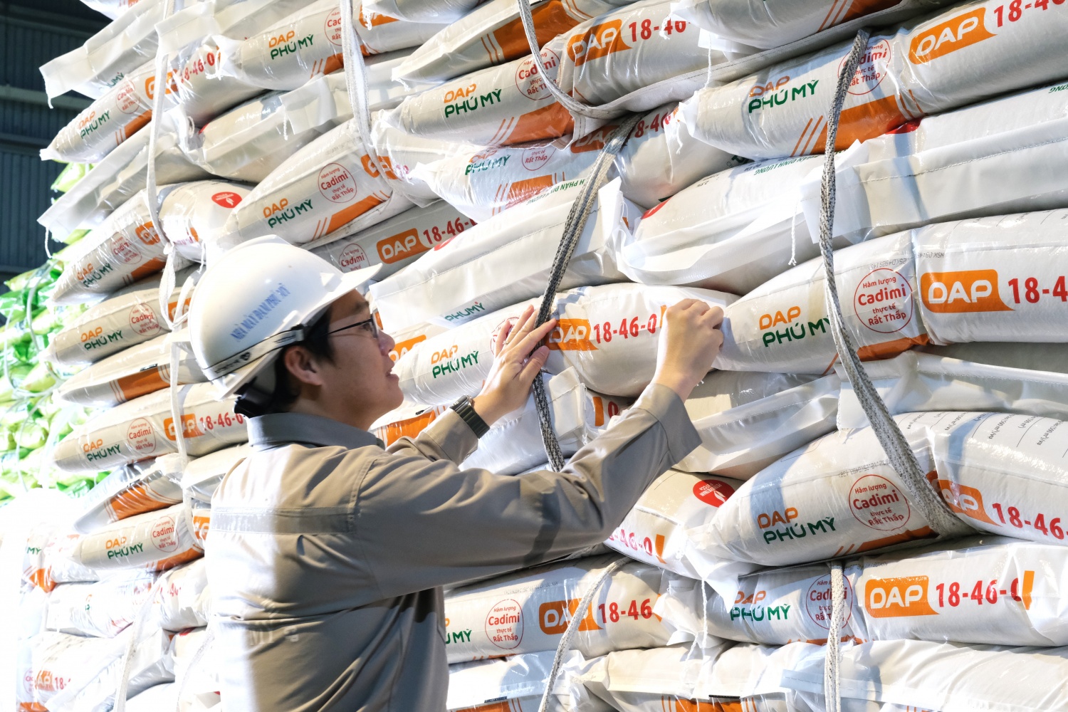 Sản phẩm DAP Phú Mỹ được sản xuất tại Tổ hợp Nhà máy Phú Mỹ, thân thiện với môi trường nhận được sự tin dùng của người dân Sản phẩm DAP Phú Mỹ được sản xuất tại Tổ hợp Nhà máy Phú Mỹ, thân thiện với môi trường nhận được sự tin dùng của người dân