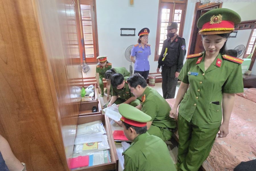 Khám xét nơi ở và nơi làm việc của đối tượng Khám xét nơi ở và nơi làm việc của đối tượng