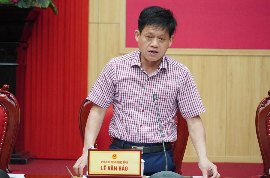 Ph&oacute; Chủ tịch UBND tỉnh Quảng Trị L&ecirc; Văn Bảo điều h&agrave;nh thảo luận tại phi&ecirc;n họp