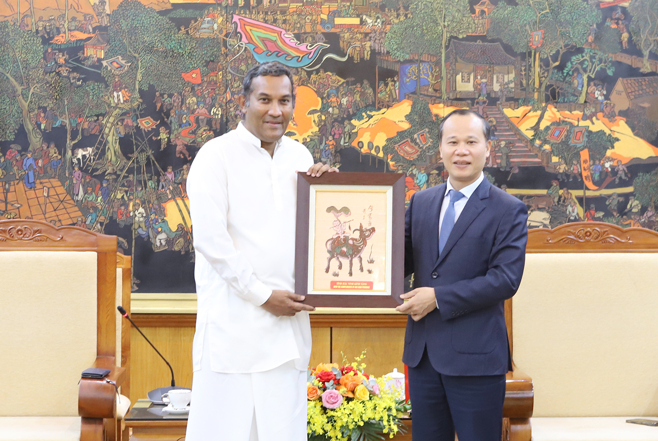 Đồng ch&iacute; Mai Sơn, Ph&oacute; Chủ tịch Thường trực UBND tỉnh tặng tranh d&acirc;n gian Đ&ocirc;ng Hồ cho ng&agrave;i Poshitha Perera.