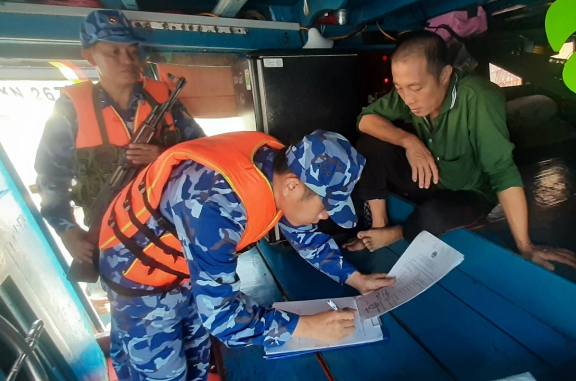 Bộ Tư lệnh V&ugrave;ng Cảnh s&aacute;t biển ph&aacute;t hiện, bắt giữ t&agrave;u vận chuyển dầu Diesel (D.O) tr&aacute;i ph&eacute;p tr&ecirc;n v&ugrave;ng biển T&acirc;y Nam. Ảnh: LH