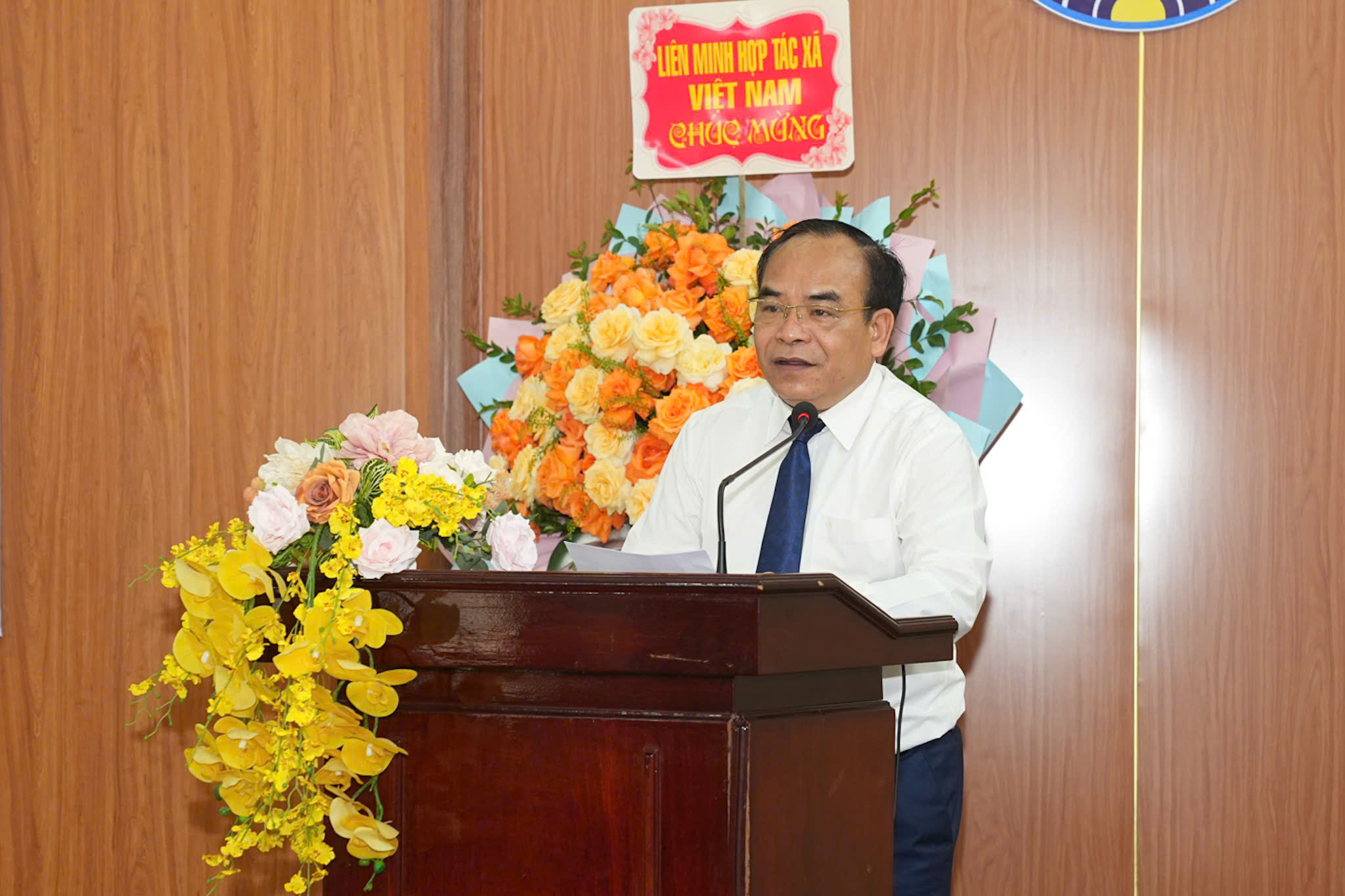 Chủ tịch Li&ecirc;n minh HTX th&agrave;nh phố Ng&ocirc; Ngọc Kh&aacute;nh ph&aacute;t biểu khai mạc Ng&agrave;y hội v&agrave; ph&aacute;t động Th&aacute;ng h&agrave;nh động v&igrave; HTX năm 2026.