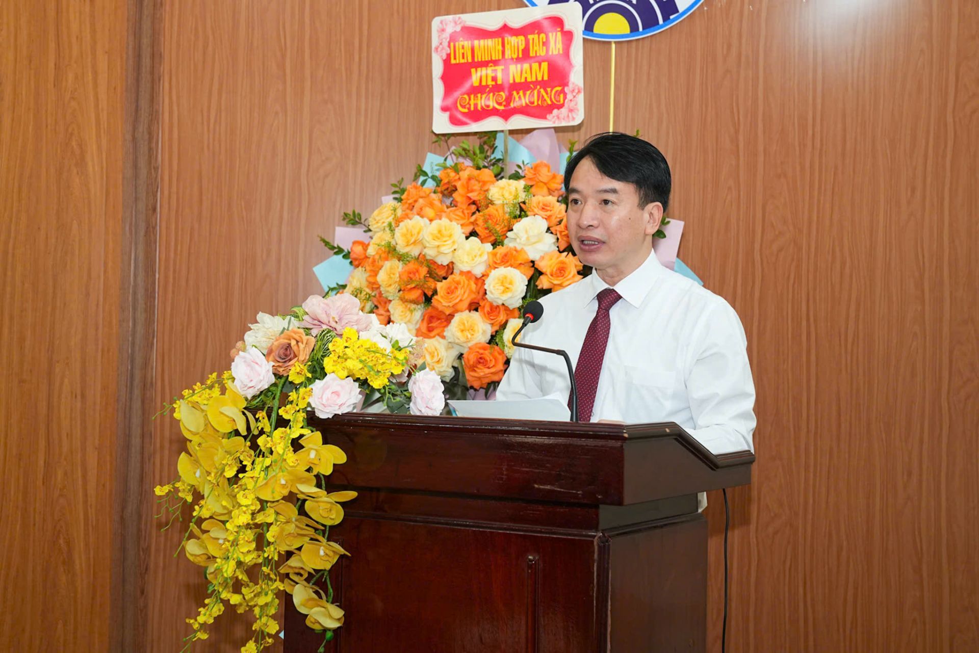 Nhiều tập thể, c&aacute; nh&acirc;n c&oacute; th&agrave;nh t&iacute;ch xuất sắc trong c&ocirc;ng t&aacute;c năm 2025 đ&atilde; vinh dự được nhận Bằng khen của UBND th&agrave;nh phố v&agrave; Li&ecirc;n minh HTX Việt Nam.