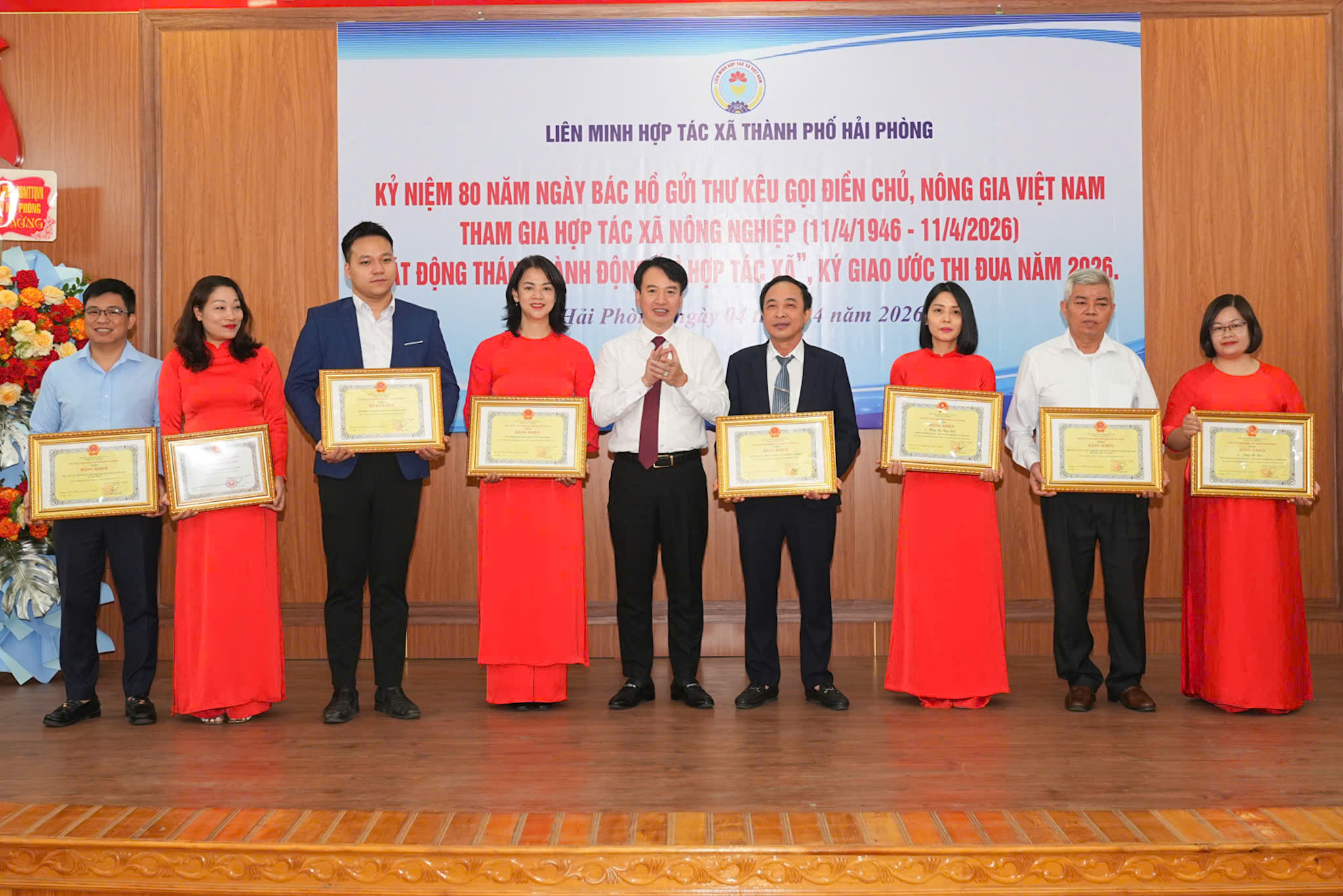 Nhiều tập thể, c&aacute; nh&acirc;n c&oacute; th&agrave;nh t&iacute;ch xuất sắc trong c&ocirc;ng t&aacute;c năm 2025 đ&atilde; vinh dự được nhận Bằng khen của UBND th&agrave;nh phố v&agrave; Li&ecirc;n minh HTX Việt Nam.