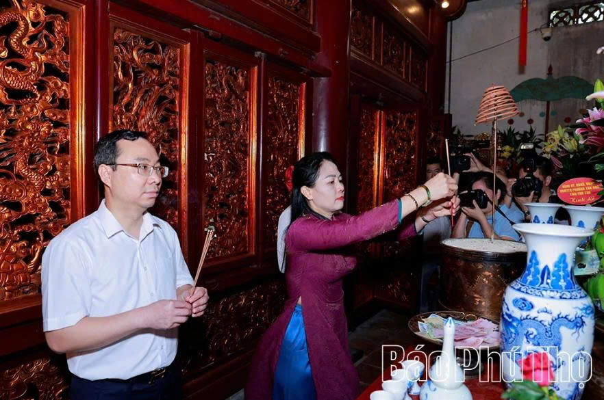 Lãnh đạo phường Tân Hòa dâng hương tưởng niệm các Vua Hùng tại Thượng cung. Lãnh đạo phường Tân Hòa dâng hương tưởng niệm các Vua Hùng tại Thượng cung.